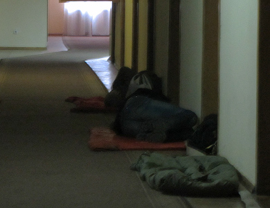 Хтось спить у коридорі