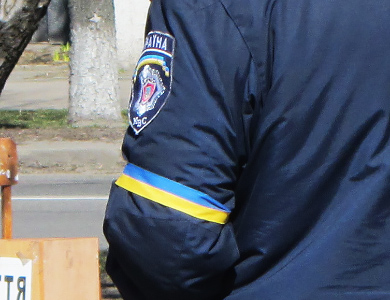 Синьо-жовта нарукавна пов’язка у міліціонера