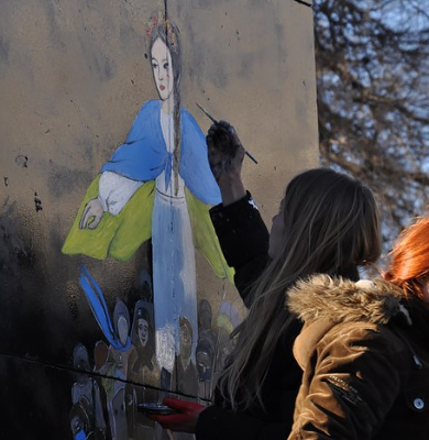 Активісти завершили розмалювання постаменту пам’ятника Леніну