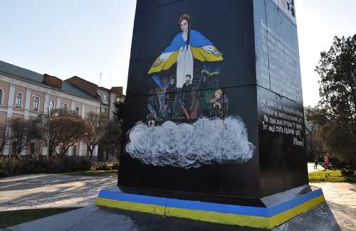 Активісти завершили розмалювання постаменту пам’ятника Леніну