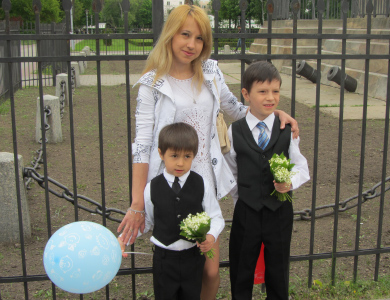 Виктория с сыновьями Ростиславом и Алексеем