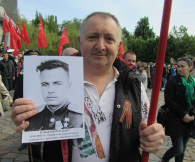 Николай принес фото Героя Советского Союза, полтавчанина Ивана Бабака