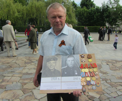 Евгений Величко с фото своего отца