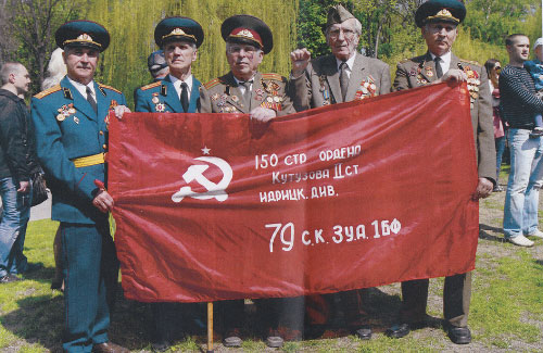 Евгений Белый с друзьями-ветеранами (второй справа)