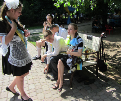 Дехто із випускників  Супрунівського НВК сушив шкарпетки на лавці в парку