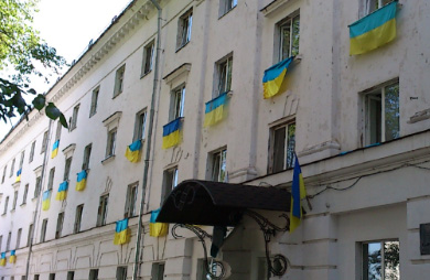 Прапори Україна на вікнах гуртожитку №2 ПНТУ