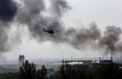 Украинский вертолет над захваченым сепаратистами аэропортом в Донецке