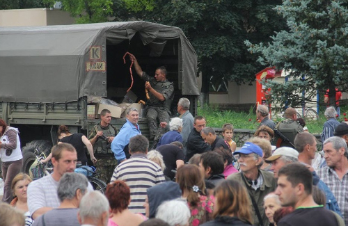 Украинские военные раздают «гуманитарные» сосиски в Славянске