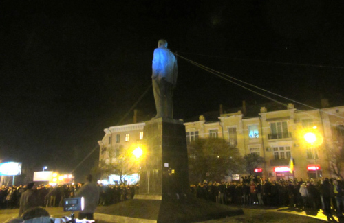 Повалення пам'ятника Леніна в Полтаві