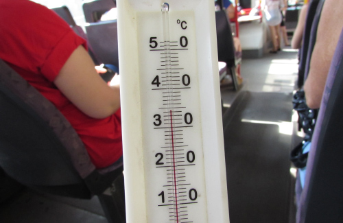 Термометр у автобусі показує +35 °C