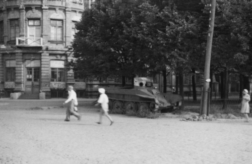 Підбитий радянський танк БТ-7 на вулиці Пушкіна у Полтаві