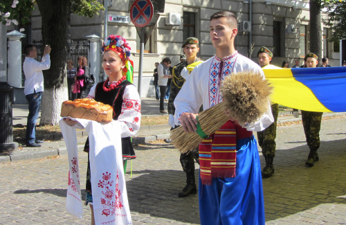 Учасники параду «Полтава вишивана»
