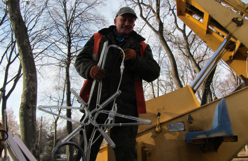 Працівники КП «Міськсвітло» прикрашають дерева в корпусному парку до Нового року-2013