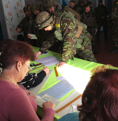 Бойцы батальона «Полтавщина» на избирательном участке