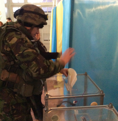 Бойцы батальона «Полтавщина» на избирательном участке