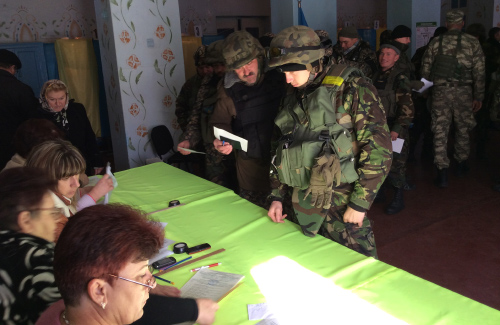 Бойцы батальона «Полтавщина» на избирательном участке в Володарском районе