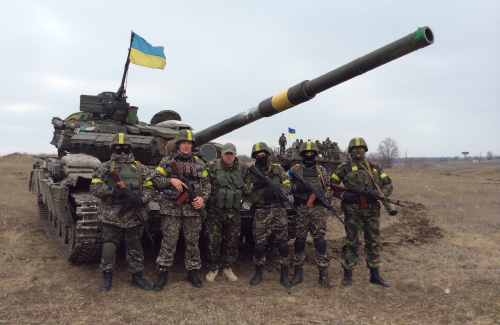 Бійці батальону «Полтавщина» поряд з танком