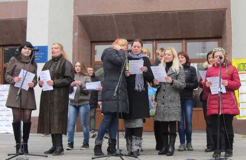 Активісти співають гімн Полтави