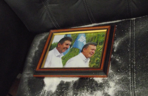 Фото Олександра Удовіченка та Віктора Януковича знайдене у кабінеті Олександра Мамая
