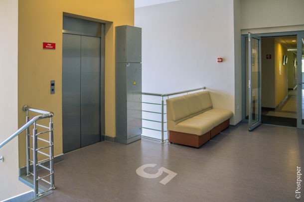 Біля ліфту (фото – ucu.edu.ua)