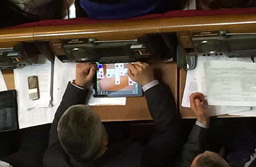 Юрій Бублик грає у пас'янс на сесії Верховної Ради