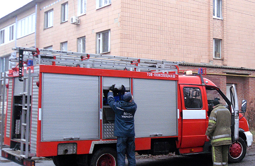 Пожежна машина під будівлею школи