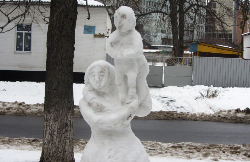 Снігова скульптура «Мати з дитиною»