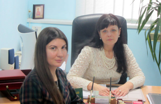 На фото Олена Діденко (у кріслі) та Наталя Терещенко, працівник прес-служби ДМС