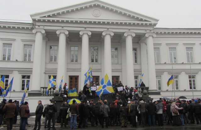 Мітингуючі під Полтавською міською радою