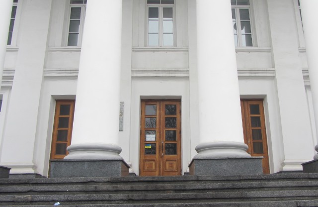 Двері Полтавської міської ради були зачиненими