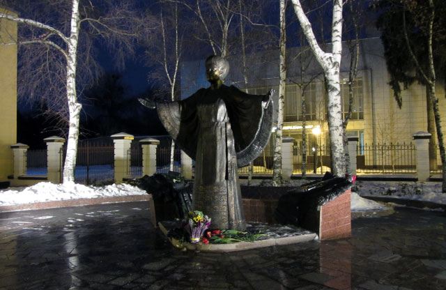 Пам'ятник Раїсі Кириченко у Полтаві