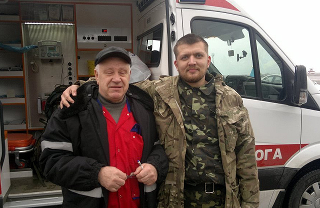 Віктор і український лікар, який вивіз його з Донецька після поранення