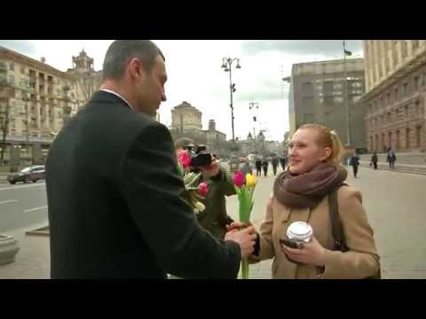Кличко привітав жінок зі святом весни і дарував квіти на Хрещатику