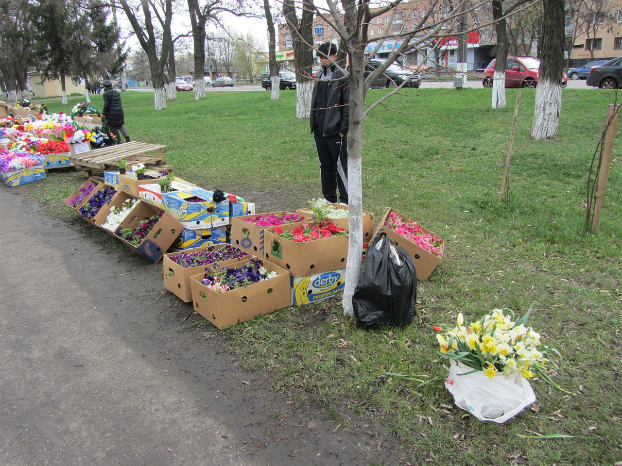 Хоча перед входом до кладовища продавали і живі квіти 