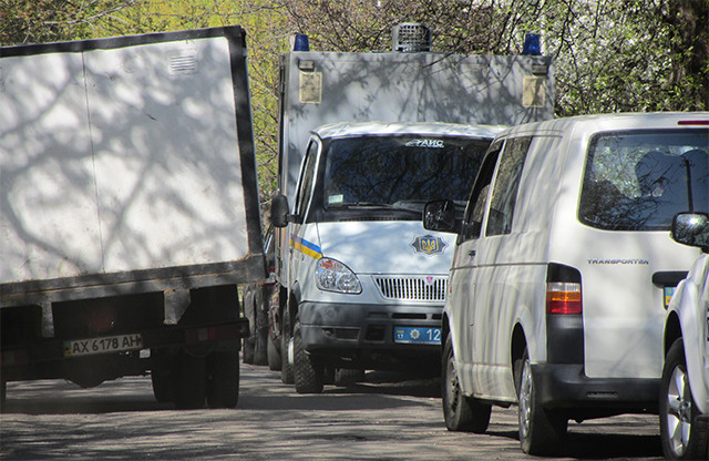 Автозак возле Киевского районного суда