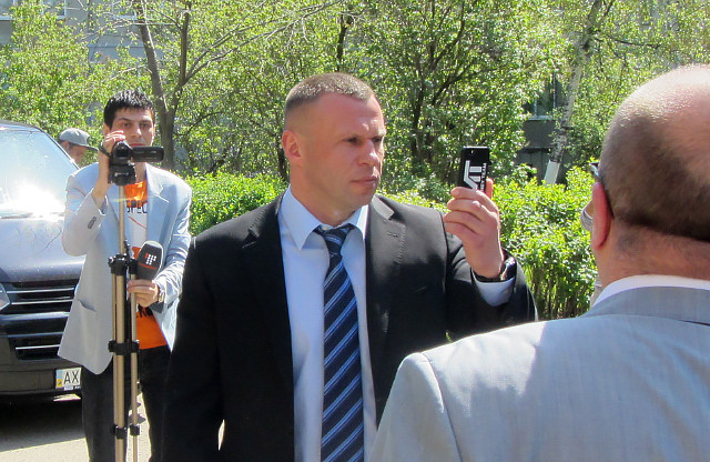 Обвиняемый снимает протестующих на телефон (Полтава, 28.04.2015)
