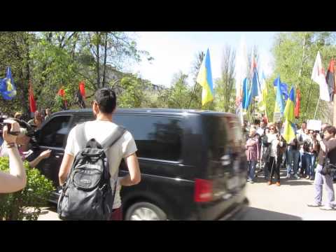 Обвиняемые и адвокаты уезжают в Харьков (Полтава, 28.04.2015)
