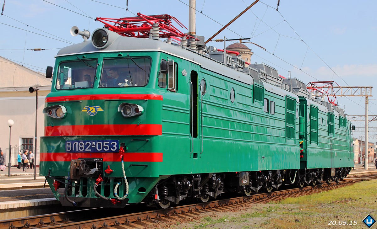Електровоз двосистемний, подвійного живлення ВЛ82М-053 із депо ТЧ-15 Куп`янськ-Сорт.
