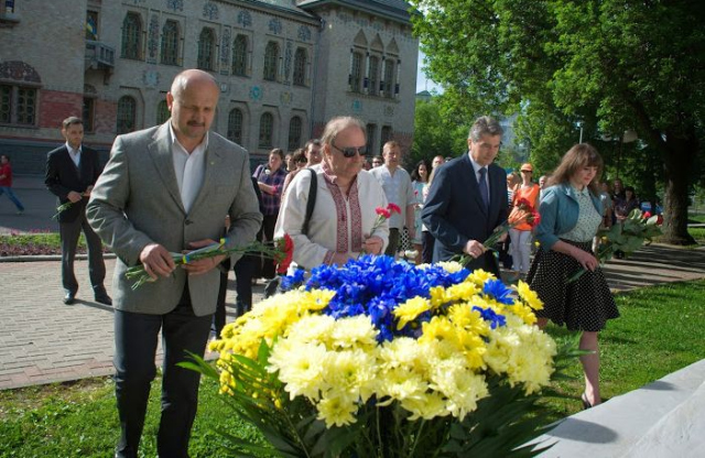 Представники влади поклали квіти до пам'ятника Тарасу Шевченку