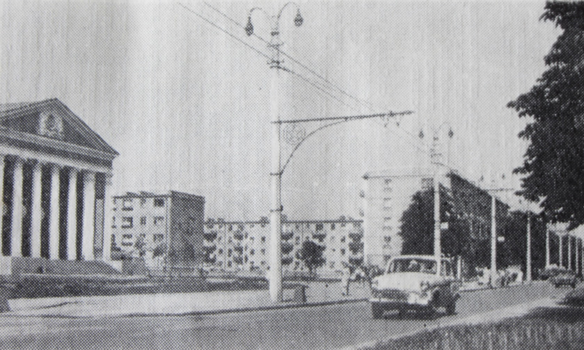 У той час «новий» житловий мікрорайон по вулиці Жовтневій. Сучасний ОЦЕВУМ раніше називався Палацом культури й техніки, був відкритий у 1960 році.