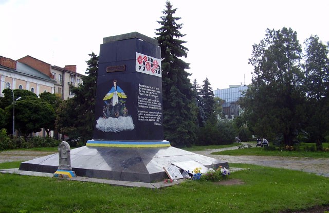 Cквер на розі вулиць Леніна, Гагаріна, Комсомольської у Полтаві (фото з сайту "Полтавщина")