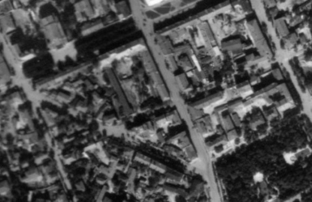 Аерофотозйомка Люфтваффе — 14 вересня 1941 року та фото 1944 року — вулиця Леніна (зараз там зупинка транспорту «Краєзнавчий музей»)