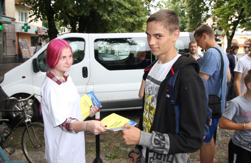 Активісти партії «Солідарність» — «Блок Петра Порошенка» дарували полтавцям Конституцію України