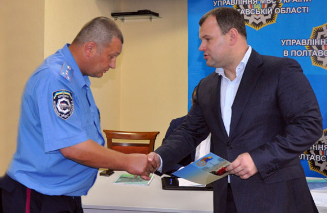 Олег Бех нагороджує міліціонера