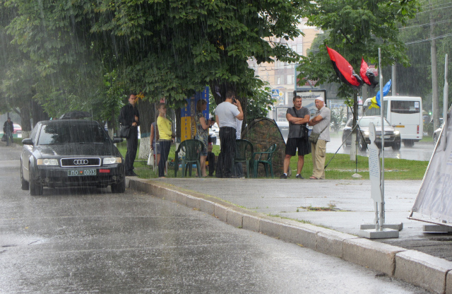 Мітинг «Правого сектору»  під Полтавською ОДА накрило дощем