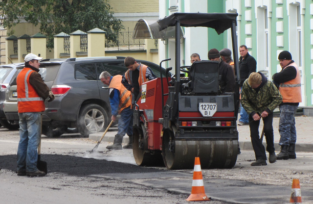Працівники МШЕД ремонтують дорогу на вул. Гагаріна
