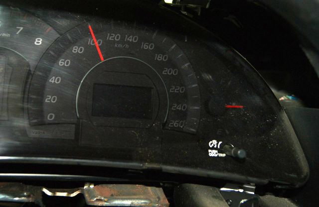 Стрелка спидометра «Toyota Camry» так и замерла на отметке 100 километров в час 