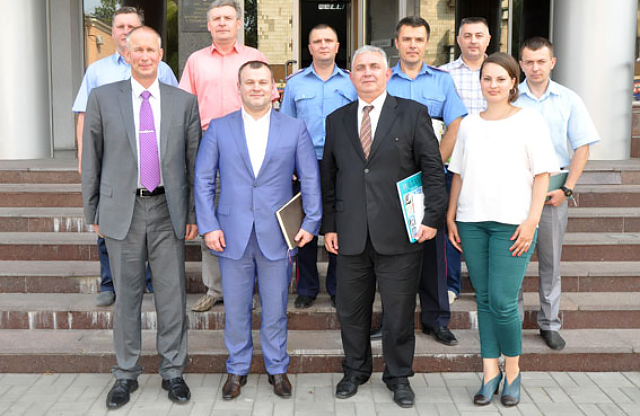 Делегация Консультативной миссии Евросоюза и полтавские милиционеры