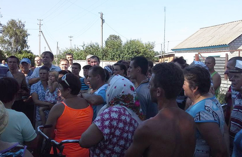 Збір людей в селі Харківці