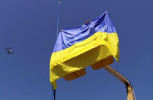 Підняття прапору на площі перед Київським вокзалом